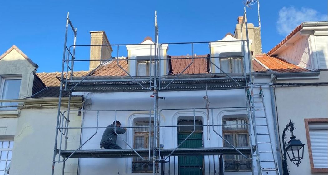 Chantier de rénovation façade et toiture avec échafaudage