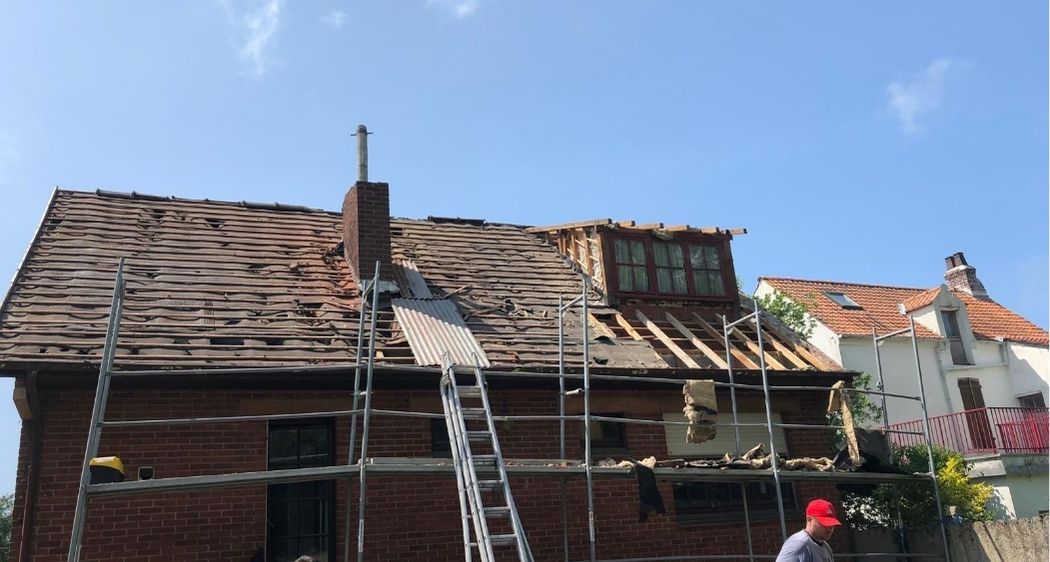 Rénovation de toiture ancienne avec échafaudage
